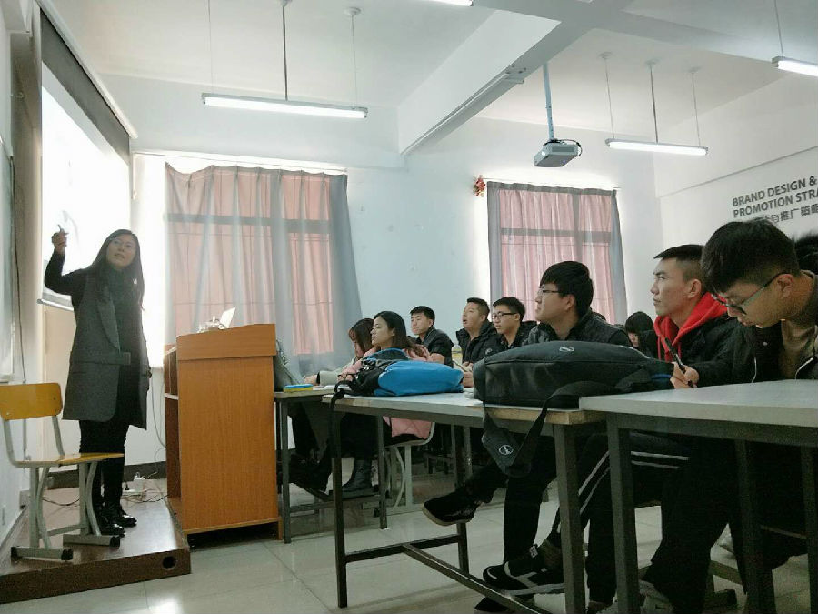 5杨婷老师上课.jpg