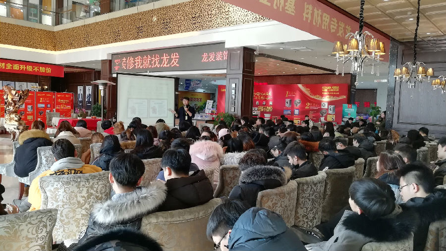 10学生参观龙发装饰.jpg